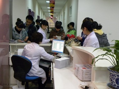 五一期间,“中美妇科微创新技术百万援助基金二期援助工程”现场报名气氛火爆