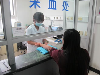 沈阳京科妇科医院患者接受血HCG检查